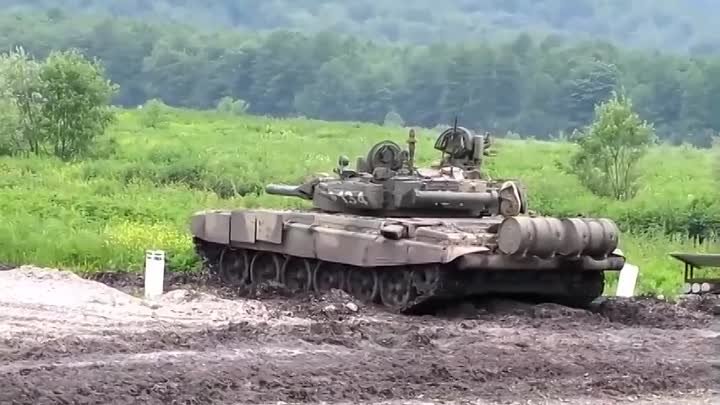 Стpeльба из тaнка T-90A на xoду.