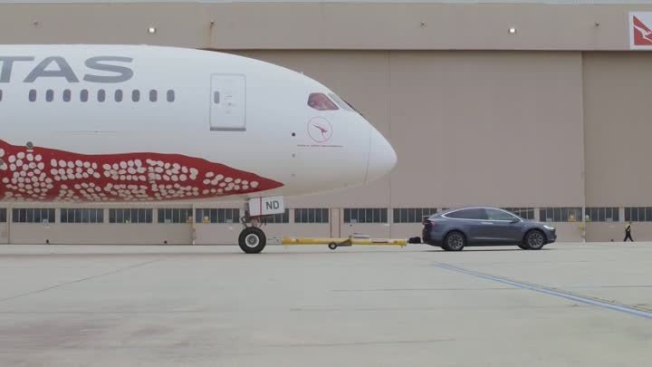 Буксировка Boeing 787-9 Tesla Model X