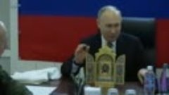 Путин вручает копию иконы военным группировки «Днепр»