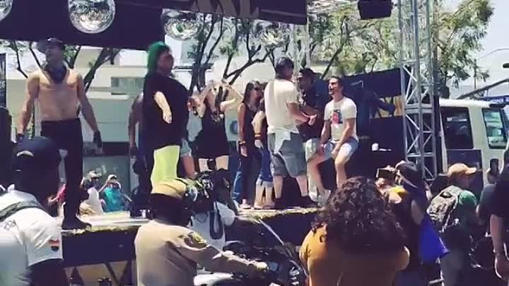 Американские актеры фильма Супер Майк XXL посетили гей-парад в Лос-А ...