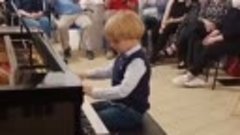 Пятилетний Альберто Картучча Чинголани исполняет Моцарта