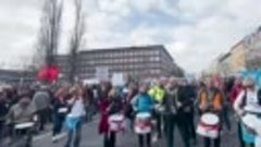 Тысячи демонстрантов вышли на улицы Берлина и других крупных...