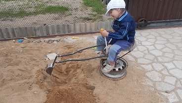 Экскаватор в детскую песочницу от папы.