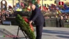 Лукашенко с сыновьями возложил венок и цветы к монументу Поб...
