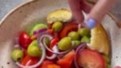 Простой салат с овощами и сухариками