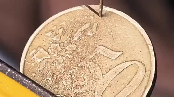 Невероятное превращение монеты в браслет анаконды!