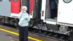 Видео из соцсетей: пишут, что жена народной песней «Поезд ух...
