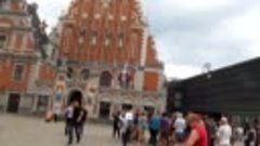 туристы в Риге идут на Ратушную площадь 2013