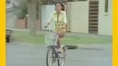Девушка на велосипеде - всегда опасно!...)