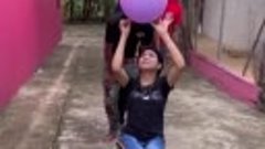 Напряженная игра в воздушный шар с водой