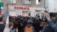 ОМОН выдавливает протестующих в Новосибирске