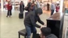 POOR OLD MAN PLAYS AMAZING EXITING PIANO IN MALL