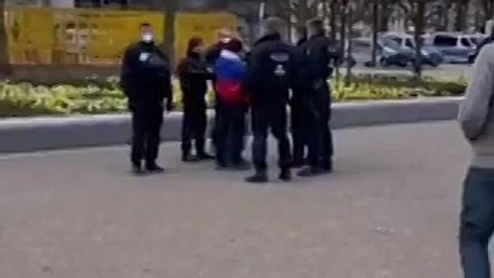 Полиция Оснабрюка задержала женщину с российским триколором