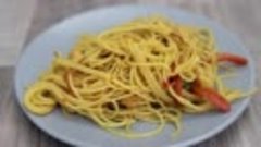 Спагетти с куриной грудкой и овощами