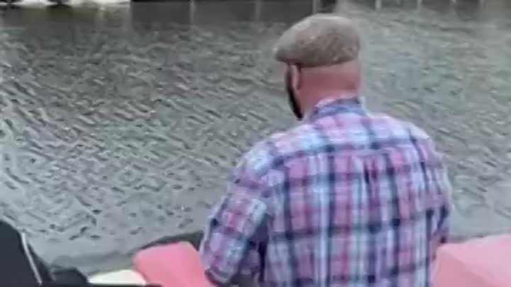 Мужчина спас тонущего олененка