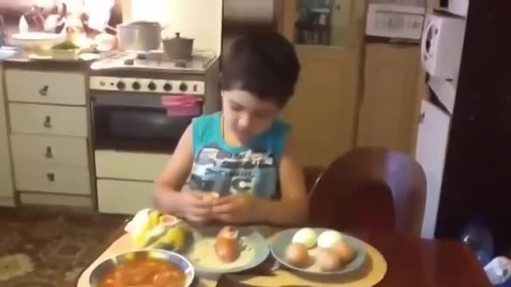 Мама попросила сына почистить яйца. Справился быстро и просто 