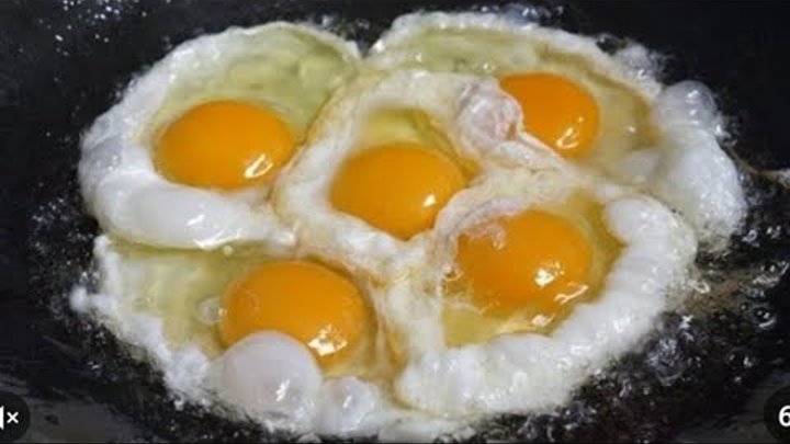Вылейте яйца в горячую сковороду с водой и они мгновенно станут дели ...