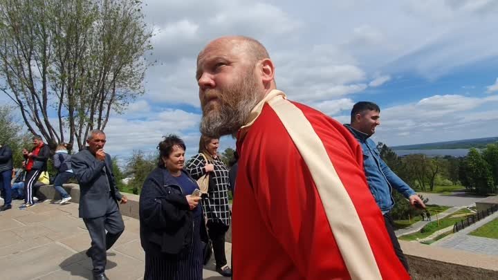 Денис Бояринцев на Мамаевом кургане рассказывает о своем деде-Герое