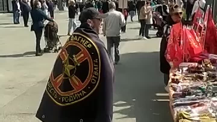 На улицах Челябинска заметили мужчину с флагом ЧВК «Вагнер»