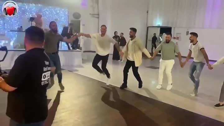 Круто мужчины танцуют)