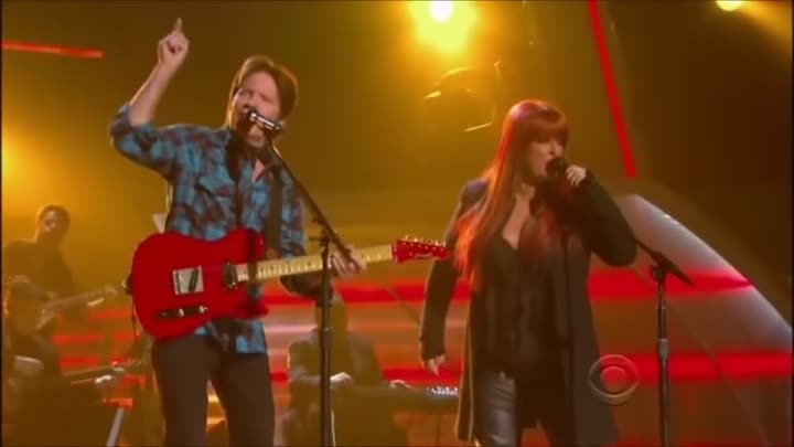 John Fogerty (Creedence Clearwater Revival) & Wynonna Judd Sing  ...