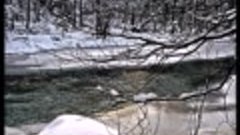 Бежит река среди белых снегов.