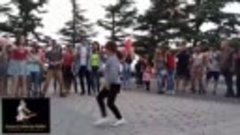 Зажигательный танец на улице. Девочка танцует под Шакиру Toc...