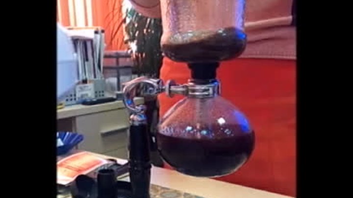 Приготовление кофе в кофейном сифоне