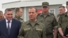 Медведев во время посещения полигона Прудбой в Волгоградской...