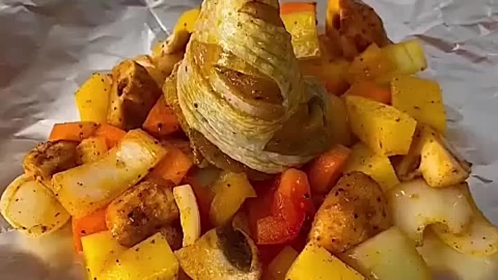 КУРИЦА ЗАПЕЧЕННАЯ  С  КАРТОФЕЛЕМ И ОВОЩАМИ