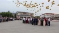 Чунские выпускники запустили 125 шаров с желаниями