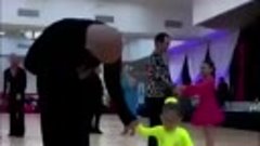 Танец двухлетней малышки с папой 💛