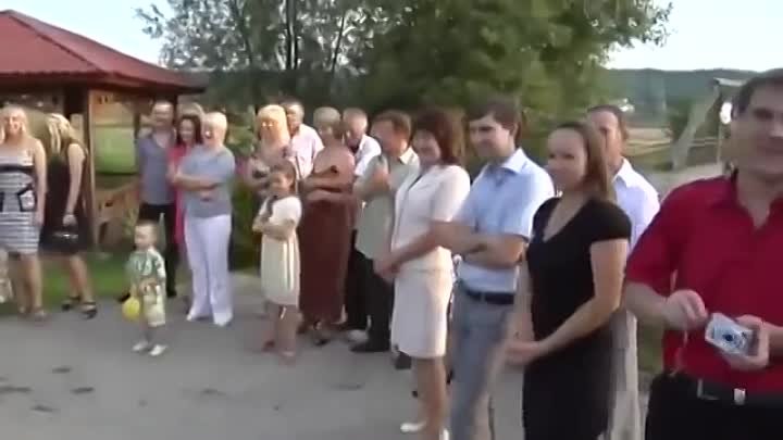 Зажигает парень на свадьбе)