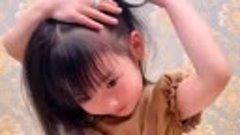 Эта маленькая девочка прекрасно справляется со своими волоса...