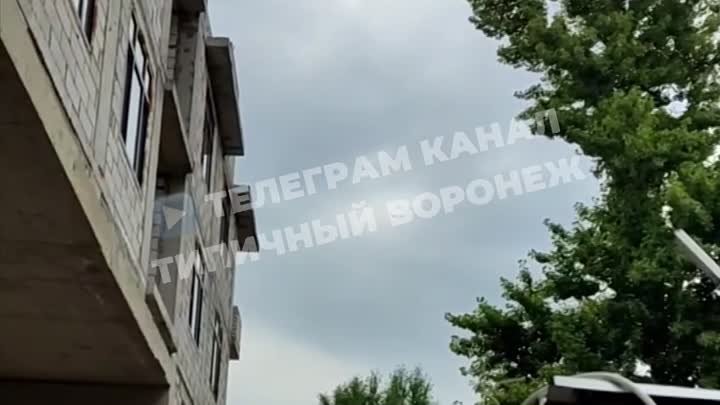 Беспилотник со взрывчаткой врезался в дом на улице Белинского в Воро ...