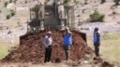 Hombre libanés frena avance de una excavadora israelí ante l...