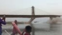 В Индии рухнул мост