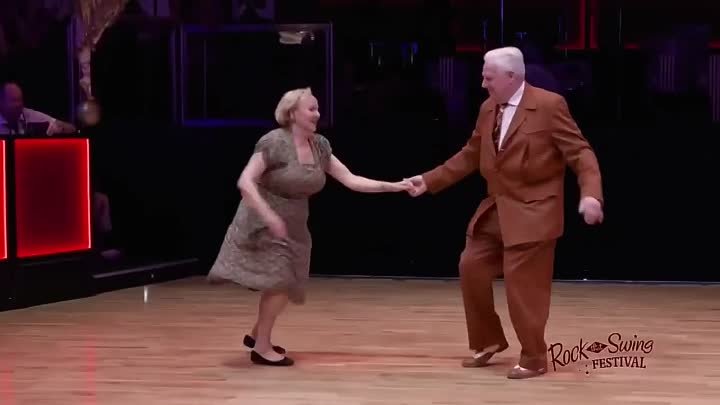 Фантастический танец для своего возраста! Пожилая пара отжигает на т ...