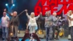 Пугачева поднялась на сцену во время концерта &quot;Машины времен...