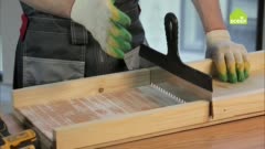 Как нанести клей на плитку
Очень часто при нанесении клея на плитку возникает проблема — клей может упасть, а сама плитка выскользнуть. Предлагаем простое решение, которое поможет избежать этих проблем!
Вам понадобится:
1) фанера
2) бруски деревянные — 2 шт.
3) шуруповёрт
4) саморезы
5) ножовка
6) шпатель
7) клей для плитки