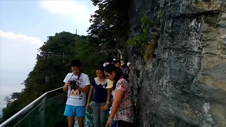В Китае построили стеклянный мост над пропастью.  In China, built a  ...