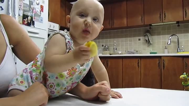 Лялька пробует лимон)