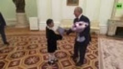 Путин встретился с девочкой из Дербента, которой не удалось ...