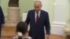 Владимир Путин встретился с 8-летней Раисат Акиповой из Дерб...