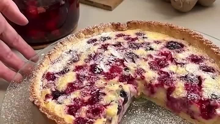 Пирог со сливочной начинкой и ягодами