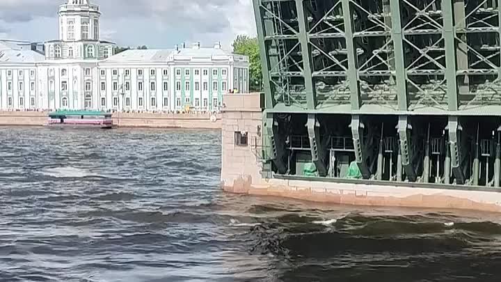 Проход кораблей под мостом | День ВМФ в Санкт-Петербурге