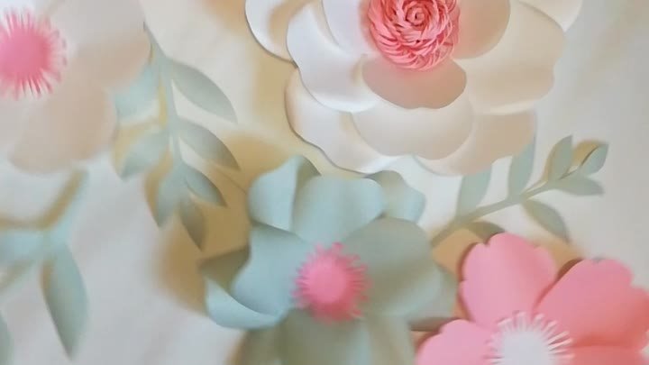 Бумажные цветы над кроваткой в детскую комнату