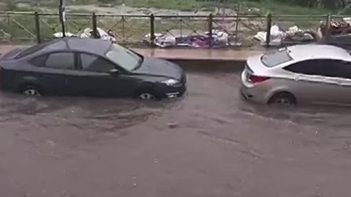 В Ростове во время ливня затопило улицу Донскую.