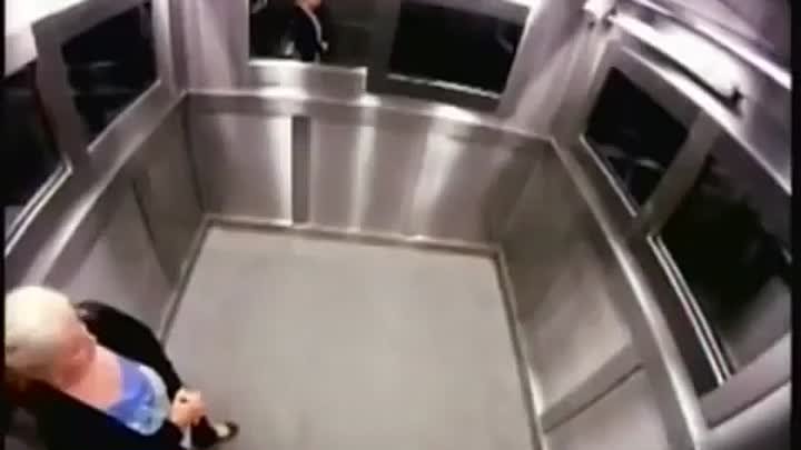 Розыгрыш! Страшный прикол в лифте ...