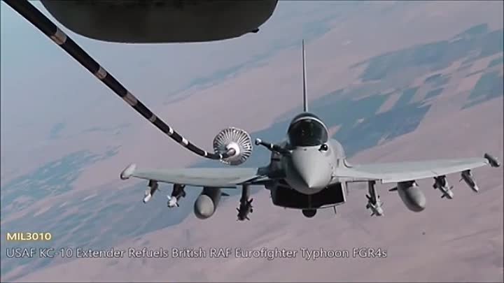 KC-10 ВВС США заправляет британские истребители Typhoon FGR4.